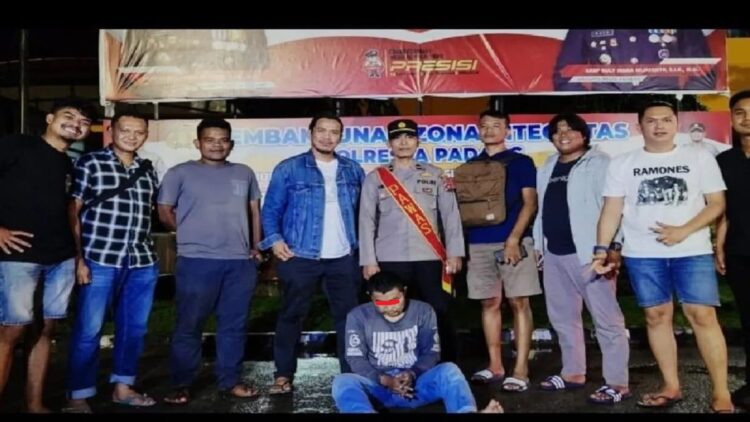 Pelaku F saat ditangkap oleh personel Unit PPA serta tim Klewang Polresta Padang, pada Selasa (7/11) malam. ANTARA/HO-PolrestaPadang