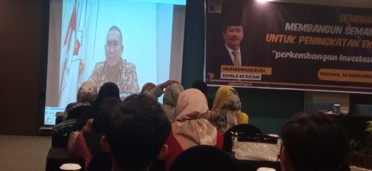 Andre Rosiade: Pertumbuhan Ekonomi Batam Tunjukkan Tren Positif 1 Andre Rosiade membuka seminar Membangun Semangat Ekspor untuk Peningkatan Ekonomi Nasional dengan tema "Perkembangan Investasi Batam saat Ini", di Hotel Mercure Padang, Jumat (10/11/2023). (Foto: Dok. Radarsumbar.com)