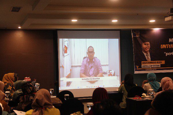 Andre Rosiade: Produk UMKM di Sumbar Bisa Jalin Kerjasama dengan BP Batam 1 Andre Rosiade membuka seminar Membangun Semangat Ekspor untuk Peningkatan Ekonomi Nasional dengan tema 'Perkembangan Investasi Batam saat Ini', di Hotel Mercure Padang, Sabtu (11/11/2023). (Foto: Dok. Tim AR)