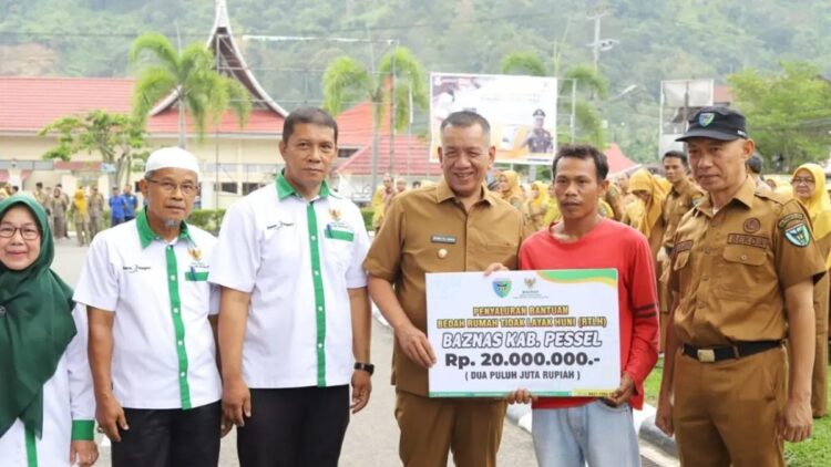 Bupati Rusma Yul Anwar (tengah baju coklat) didampingi Sekda Mawardi Roska (kanan) dan Ketua Baznas Yose Leonando (baju putih tengah) menyerahkan bantuan RTLH secara simbolis di Painan, Senin 13 November.