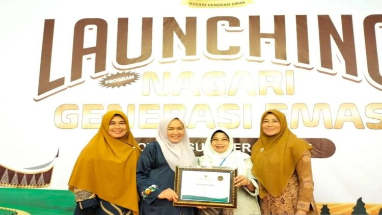 97,10 Persen Warga Bukittinggi Sudah Terdaftar JKN, Lampaui Target Nasional 1 Pemerintah Kota Bukittinggi melalui Dinas Kesehatan setelah menerima penghargaan dari Pemerintah Provinsi Sumbar dengan raihan UHC terbaik (Antara/Al Fatah)