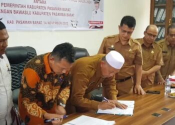 Pemkab Pasbar Serahkan Anggaran Pengawasan Pemilu 2024 ke Bawaslu Rp10,7 Miliar