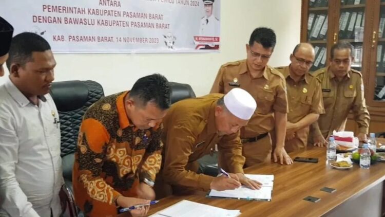 Bupati Pasaman Barat Hamsuardi (peci putih) dan Ketua Bawaslu Pasaman Barat saat menandatangani Naskah Perjanjian Hibah Daerah (NPHD) anggaran pengawasan pelaksanaan Pilkada 2024 sebesar Rp10,7 miliar, Selasa (14/11/2023). Antara/Altas Maulana.