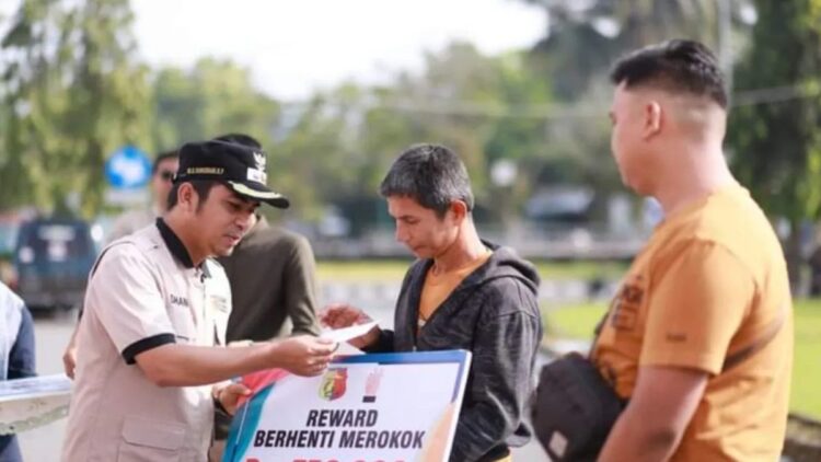 Wawako Solok Ramadhani Kirana Putra saat menyerahkan penghargaan berhenti merokok (ANTARA/HO-Diskominfo Solok)