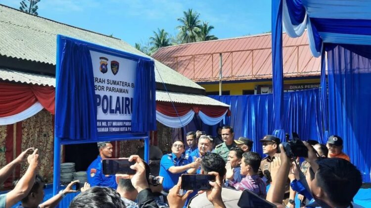 Dirpolairud Polda Sumbar Kombes Pol Sahat M. Hasibuan bersama Kepala Dinas Satuan Polisi Pamong Praja dan Pemadam Kebakaran Kota Pariaman Alfian mewakili Penjabat Wali Kota Pariaman terlihat menarik tali tirai papan nama Satpolairud Polres Pariaman saat peresmian di Pariaman, Rabu (15/11/2023). ANTARA/Aadiaat M. S.