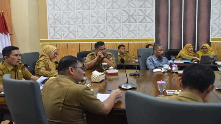 Wawako Padang Ekos Albar memimpin rapat implementasi program Smart City secara daring, Selasa (14/11/2023). (Foto: Dok. Diskominfo Padang)