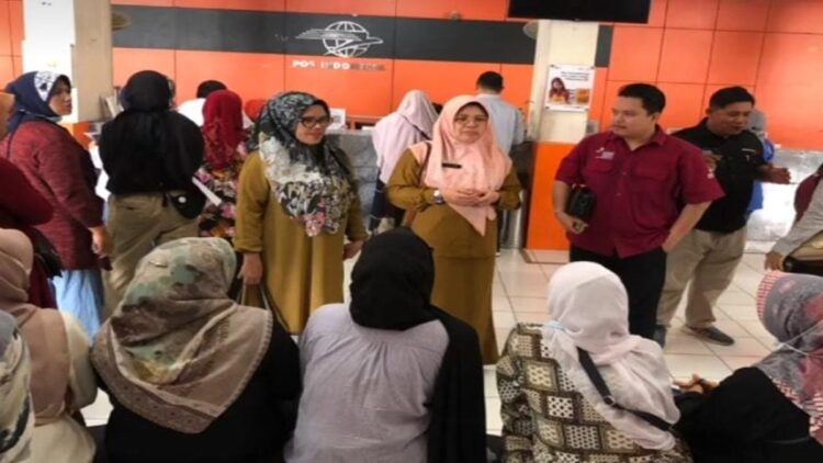 Kantor Pos Padang mulai menyalurkan bantuan PENA dari Kemensos. (Foto: Dok. Diskominfo Padang)