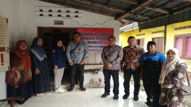 132 Disabilitas di Pariaman Terima Bantuan Makanan Saji dari Kemensos 1 Kepala Dinas Sosial Kota Pariaman, Sumbar Muhammad Rum (empat dari kanan) berfoto bersama di Pokmas Permakanan Disabilitas. Antara/HO-Dinsos Pariaman