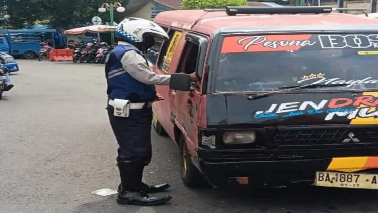 Razia, Dishub Padang Temukan Banyak Angkot tak Perpanjang KIR 1 Dinas Perhubungan Kota Padang merazia angkutan kota. (Foto: Dok. Diskominfo Padang)
