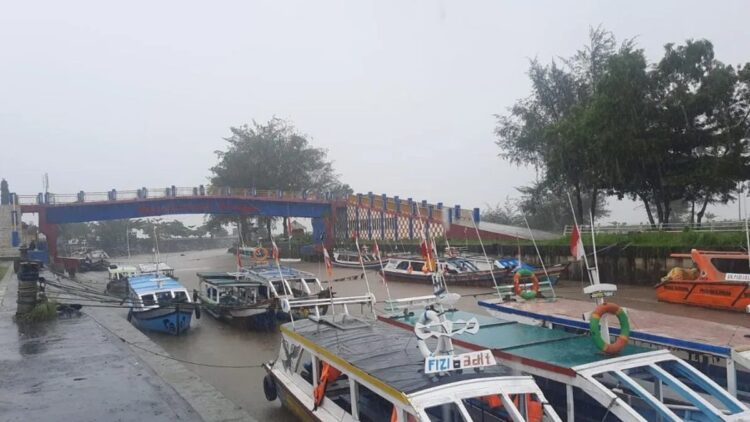 Kapal wisata pulau di Kota Pariaman, Sumatera Barat terlihat berada di muara Sungai Batang Piaman. ANTARA/Aadiaat M.S.