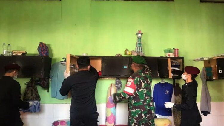 Personil Tim gabungan geledah kamar Tahanan kelas IIB Padang Panjang. (ANTARA/ Isril)