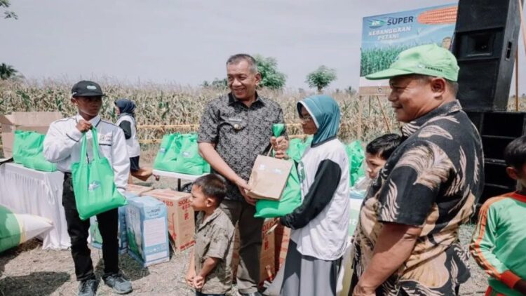 Bupati Pesisir Selatan, Sumatera Barat Rusma Yul Anwar memberikan bingkisan pada salah seorang petani jagung di Kecamatan Ranah Pesisir. (Foto: Antara)