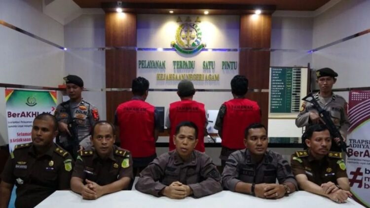 Kejari Agam Tahan Tiga Tersangka Dugaan Korupsi Proyek Sajuta Janjang 1 Kepala Kejaksaan Negeri Agam Burhan memberikan keterangan setelah menetapkan para tersangka. Dok Kejari Agam