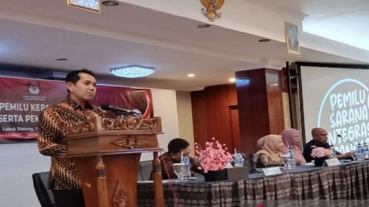 Ketua KPU Agam Hendra Susilo sedang membuka sosialisasi Pemilu kepada stakeholder dan peserta Pemilu 2024 di Hotel Sakura Syariah Lubuk Basung, Sabtu (18/11). Dok Antara/Yusrizal