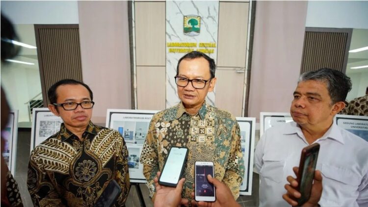 Konsisten Kembangkan Riset, Kemendikbudristek Apresiasi Unand 1 Direktur Jenderal Pendidikan Tinggi, Riset dan Teknologi Kemendikbudristek Nizam (tengah) diwawancarai awak media massa di Padang, Sabtu, (18/11/2023). ANTARA/HO-Humas Unand