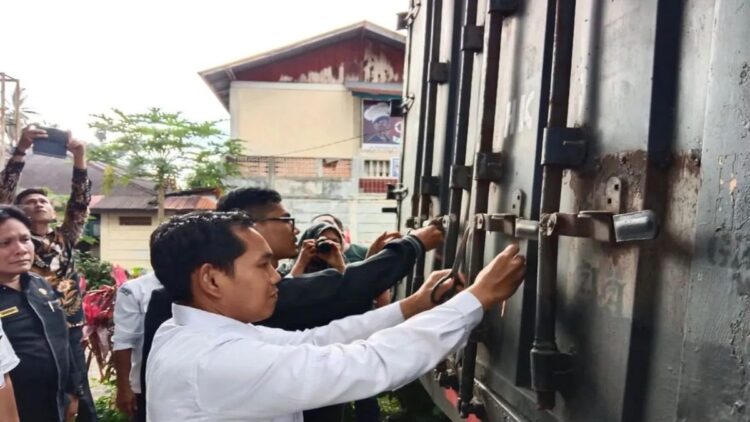 Usai Ditetapkan DCT, Dua Caleg di Agam Ini Meninggal Dunia 1 Ketua KPU Agam Herman Susilo sedang membuka pintu mobil yang membawa logistik. Dok Antara/Yusrizal