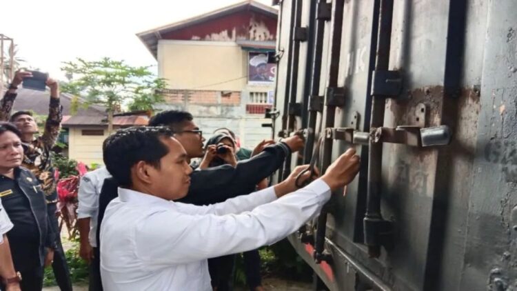 KPU Agam masih Kekurangan 596 Logistik Pemilu Tahap Pertama, Ini Rinciannya 1 Ketua KPU Agam Herman Susilo sedang membuka pintu mobil yang membawa logistik. Antara/Yusrizal.