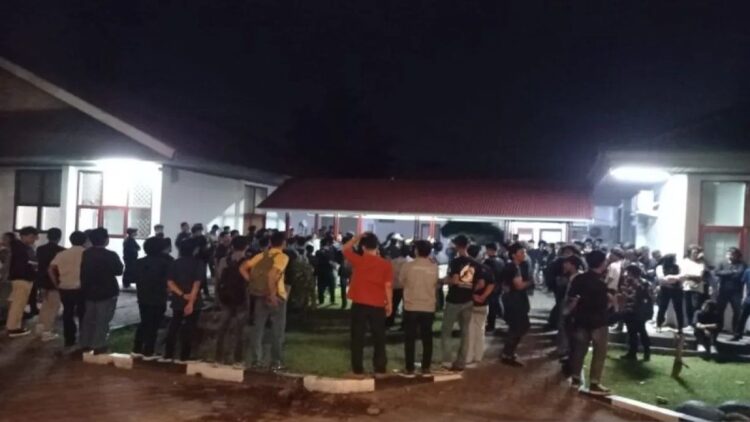 Mahasiswa melakukan unjuk rasa di Universitas Bung Hatta, Padang, Senin malam (20/11/2023). Antara/Fathul Abdi.