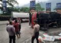 Truk pembawa beras Bulog terbalik di pendakian Sitinjau Lauik pada Selasa (21/11/2023) sore. (Foto: Dok. Polsek Lubuk Kilangan)