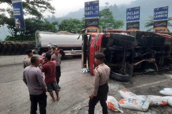 Truk Pembawa Beras Bulog Terbalik di Pendakian Sitinjau Lauik Akibat tak Kuat Menanjak 1 Truk pembawa beras Bulog terbalik di pendakian Sitinjau Lauik pada Selasa (21/11/2023) sore. (Foto: Dok. Polsek Lubuk Kilangan)