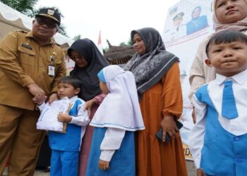 Pemkab Solok Selatan Bagikan 5.854 Stel Seragam Gratis TK dan SMA