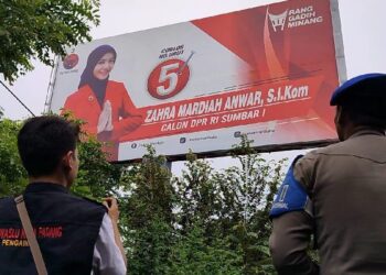 Penertiban alat peraga kampanye (APK) di Kota Padang. (Foto: Dok. Satpol PP)