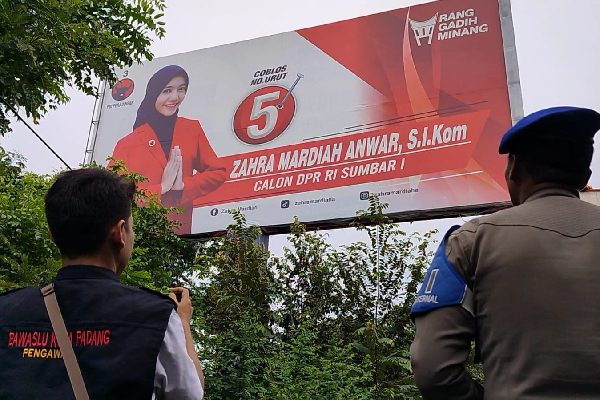 Belum Masa Kampanye, APK di Padang Ditertibkan Bawaslu-Satpol PP 1 Penertiban alat peraga kampanye (APK) di Kota Padang. (Foto: Dok. Satpol PP)