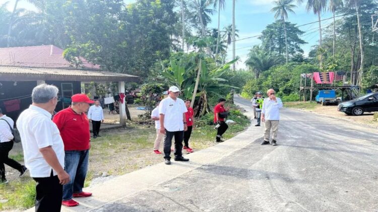 Mudahkan Mobilitas Warga, Pemkab Agam Bangun Jalan Anak Aia Dadok-Rimbo Talang 1 Bupati Agam Andri Warman sedang berada di jalan yang baru dibangun. Dok Diskominfo Agam