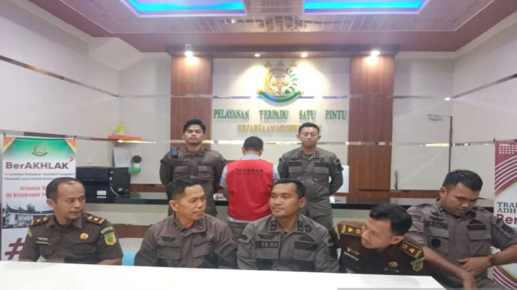 Kepala Kejaksaan Negeri Agam Burhan sedang memberikan keterangan penetapan satu tersangka lainnya pembangunan Objek Wisata Sajuta Janjang, Kamis (23/11). Dok Antara/Yusrizal