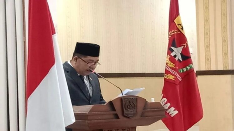 Ketua Badan Pembentukan Peraturan Daerah DPRD Agam, Mardisal Athan sedangkan membacakan Propemperda saat Sidang Paripurna di Aula DPRD Agam, Jumat (24/11). Dok Antara/Yusrizal