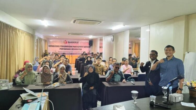 Bawaslu Padang Dorong Partisipasi Pemilih Disabilitas dalam Pengawasan Pemilu 2024 1 Bawaslu Padang mengadakan kegiatan sosialisasi pengawasan bagi penyandang disabilitas di Kawana Hotel Padang, Kamis (23/11/2023). (Foto: Dok. Diskominfo Padang)