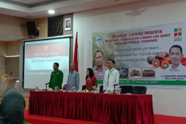 BPDPKS dan Samade Sumbar Komit Tingkatkan Keterampilan Petani Sawit 1 Pembukaan pelatihan pengolahan limbah lidi sawit yang diselenggarakan oleh BPDPKS dan Samade. (Foto: Dok. Radarsumbar.com)