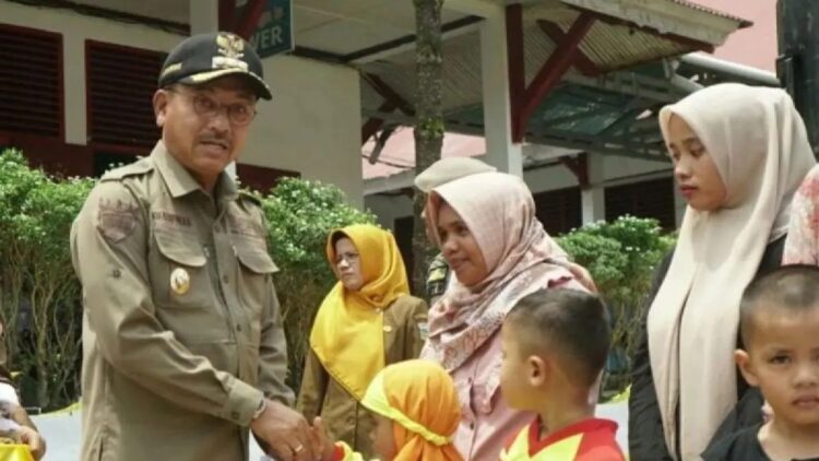 Bupati Solok Selatan Khairunas saat memberikan bantuan ke sejumlah warga yang membutuhkan. ANTARA/Erik