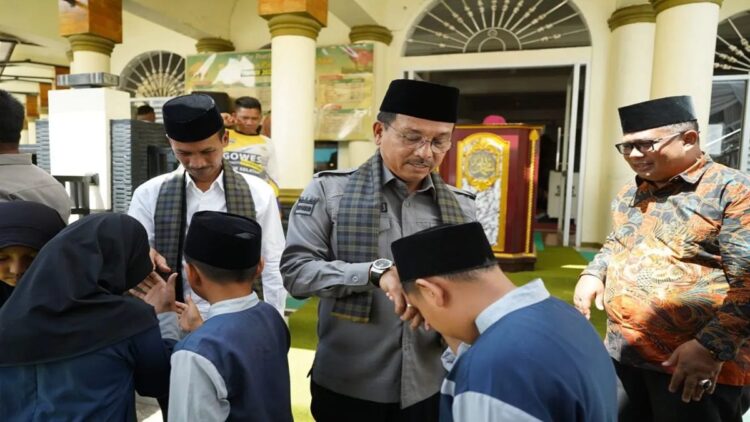 Bupati Solok Selatan Khairunas didampingi Wakil Bupati Yulian Efi menyalami dan memberikan semngat kepada anak-anak yang akan mengikuti lomba tahfiz Quran. Antara/HO/Kominfo