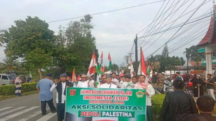 Warga Kabupaten Agam sedang melakukan aksi solidaritas bela Palestina, Ahad (26/11/2033). (ANTARA/Altas Maulana)