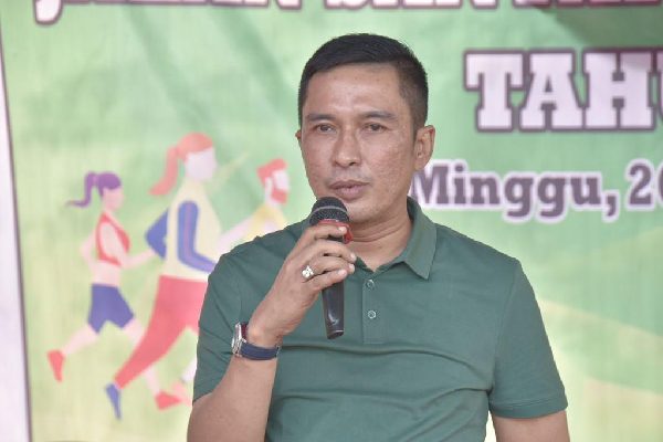 Dilepas Ekos Albar, Jalan Santai Warga Pisang Padang Diikuti Eks Pelatih Timnas 1 Wakil Wali Kota Padang sisa masa jabatan 2018-2023, Ekos Albar. (Foto: Dok. Prokopim)