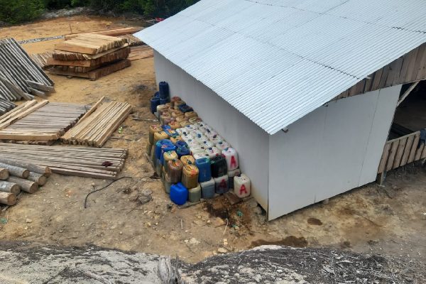 Dianggap Rusak Lingkungan, Pembangunan Resort di Pulau Cubadak Mandeh Diminta Dihentikan 1 Tumpukan kayu hasil tebangan dan jerigen BBM di kawasan Pulau Cubadak, Mandeh, Kabupaten Pesisir Selatan (Pessel), Sumatera Barat (Sumbar). (Foto: Dok. Istimewa)