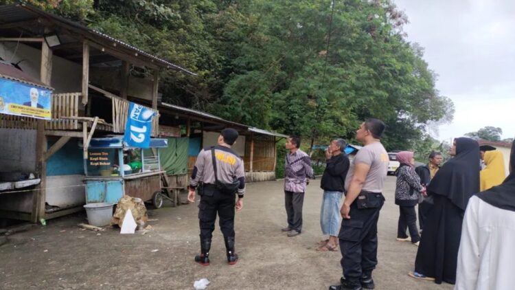 Seorang Warga Agam Meninggal Dunia Tertimpa Batu Tebing, Satu Lagi Patah Tulang 1 Anggota Polsek Palembayan sedang berada di tempat kejadian perkara. Dok Humas Polres Agam