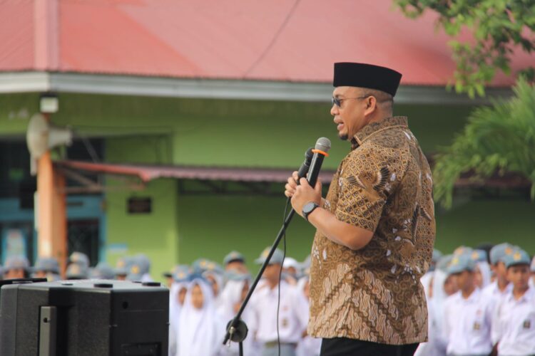 Andre Rosiade jadi Pembina Upacara Bendera HGN di SMA 2 Padang 1 Anggota DPR RI Andre Rosiade menjadi pembina upacara HGN di SMA 2 Padang. (Foto: Dok. Tim AR)