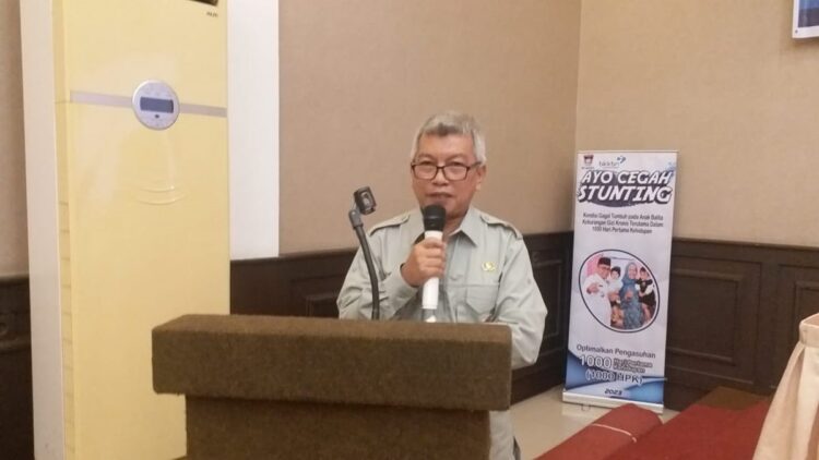 Staf Ahli Wali Kota Syahrial Kamat membuka rapat evaluasi dan praktek baik pelaksanaan percepatan penurunan stunting di kota Padang. Rapat tersebut dilaksanakan di hotel Padang, Selasa (28/11/2023).