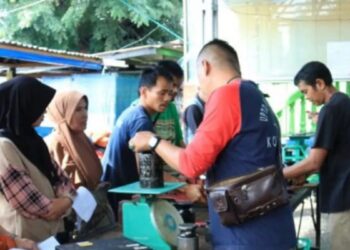 Jamin Pengukuran Benar saat Jual-Beli, Pemko Tera Ulang Alat Ukur Pedagang Pasar Raya Solok