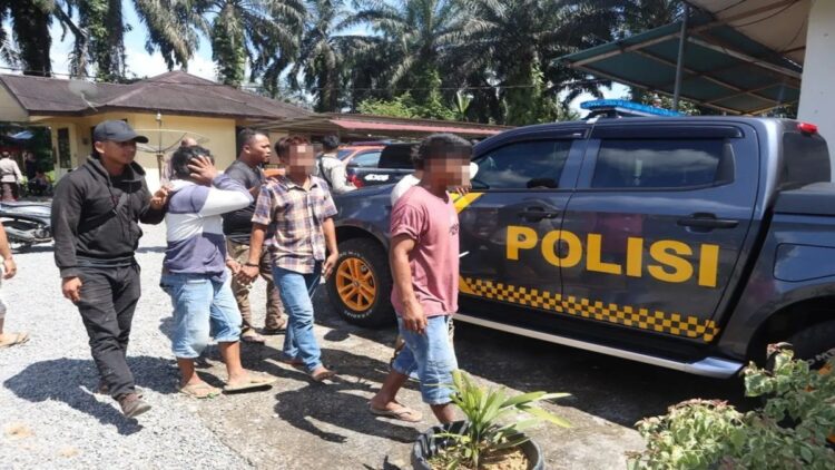 Gunakan Alat Berat, Tujuh Penambang Emas Ilegal di Pasbar Diciduk Polisi 1 Personel Polres Pasaman Barat saat membawa pelaku penambangan emas tanpa izin usai ditangkap di Jorong Kampung Baru, Nagari Batahan Barat, Kecamatan Ranah Batahan, Selasa (28/11/2023). Antara/HO- Humas Polres Pasaman Barat.