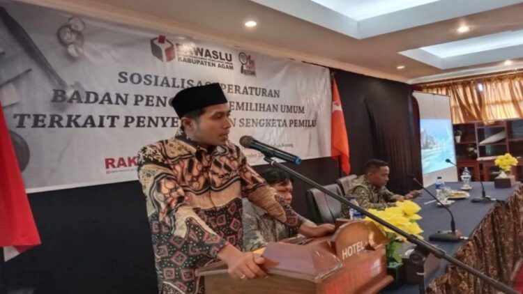 Bawaslu Agam Minta Panwas Kecamatan hingga Kelurahan Cegah Pelanggaran selama Kampanye 1 Ketua Bawaslu Agam Suhendra memberikan arahan bagi Panwaslu Kecamatan di Hotel Sakura Syariah Lubuk Basung, Kamis (30/11). Dok Antara/Yusrizal