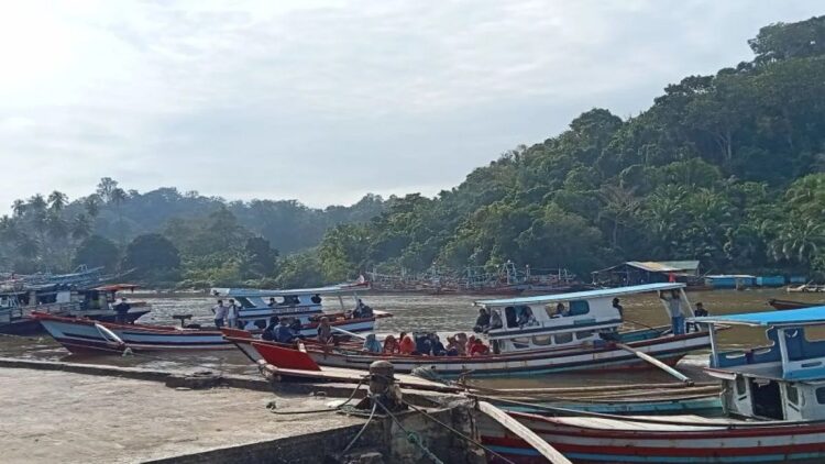 Sejumlah kapal nelayan saat bersandar di dermaga Air Bangis Kecamatan Sungai Beremas Kabupaten Pasaman Barat. Antara/Altas Maulana.