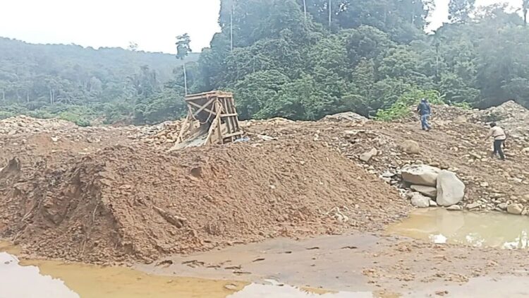 Jajaran Polres Pasaman Barat saat patroli penertiban penambangan emas tanpa izin di Jorong Taming Julu Nagari Batahan Utara Kecamatan Ranah Batahan, Rabu (1/11/2023). Dari patroli itu ditemukan bekas tambang emas ilegal dan sejumlah peralatan menambang emas. Antara/Altas Maulana.