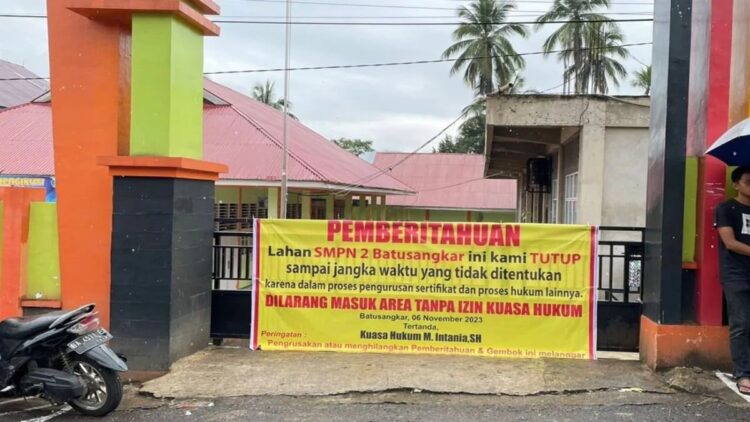 Penutupan Sekolah Menengah Pertama Negeri (SMPN) 2 Batusangkar (Antara/Etri Saputra).