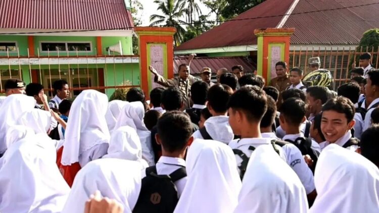 Polemik di SMP 2 Batusangkar, Kabupaten Tanahdatar (Antara/Etri Saputra).