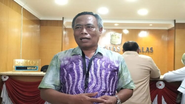Perencana Ahli Madya Unit Biro Perencanaan dan Organisasi Badan Kepegawaian Negara Achmad Yusaq di Padang, Senin, (13/11/2023). ANTARA/Muhammad Zulfikar.