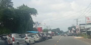 Antre Berjam-jam, Pengendara di Pasbar Keluhkan Sulit Dapat Pertalite di SPBU 8 Antre Berjam-jam, Pengendara di Pasbar Keluhkan Sulit Dapat Pertalite di SPBU