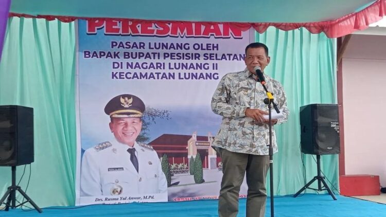 Bupati Pesisir Selatan Rusma Yul Anwar memberikan sambutan saat meresmikan pembangunan pasar Lunang, Sabtu 17 November. (Foto: Antara)